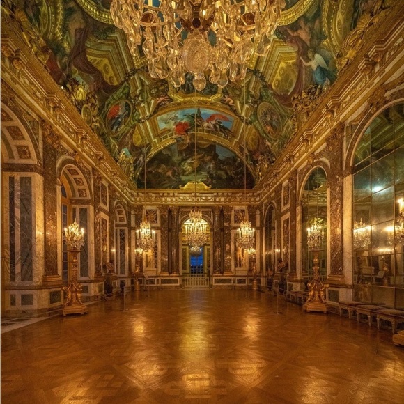 Parisian aesthetic gold tone vintage clip on earrings - Picture 12 of 13